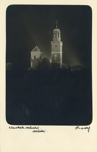 99290 Gezicht op de verlichte torens van de Nicolaikerk te Utrecht, bij avond.
